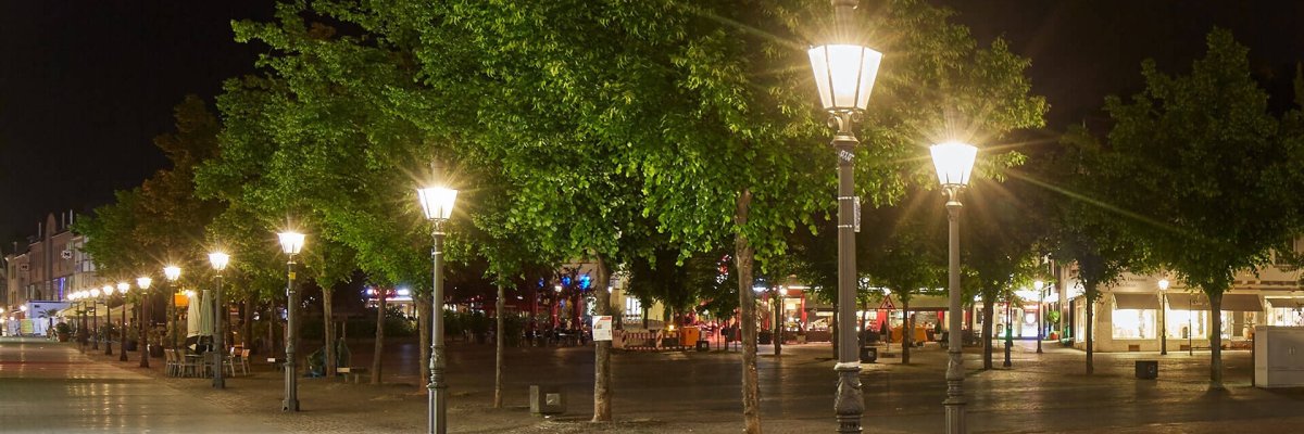 Leuchtende Straßenlaternen auf dem Siegburger Marktplatz