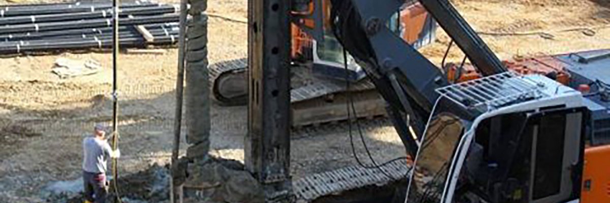 Baustelle mit Bagger und Arbeitern