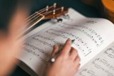 Musikschule Notenblätter mit Streichinstrument