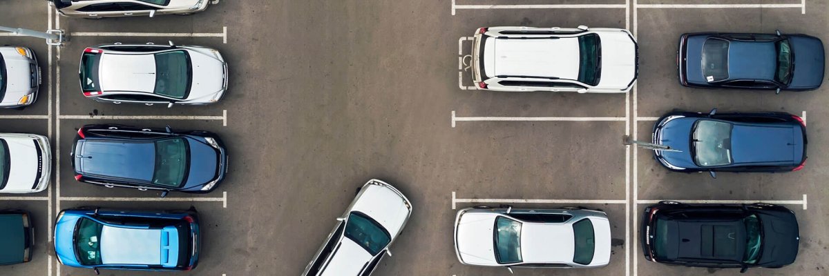 Parkplatz aus der Vogelperspektive mit PKWs