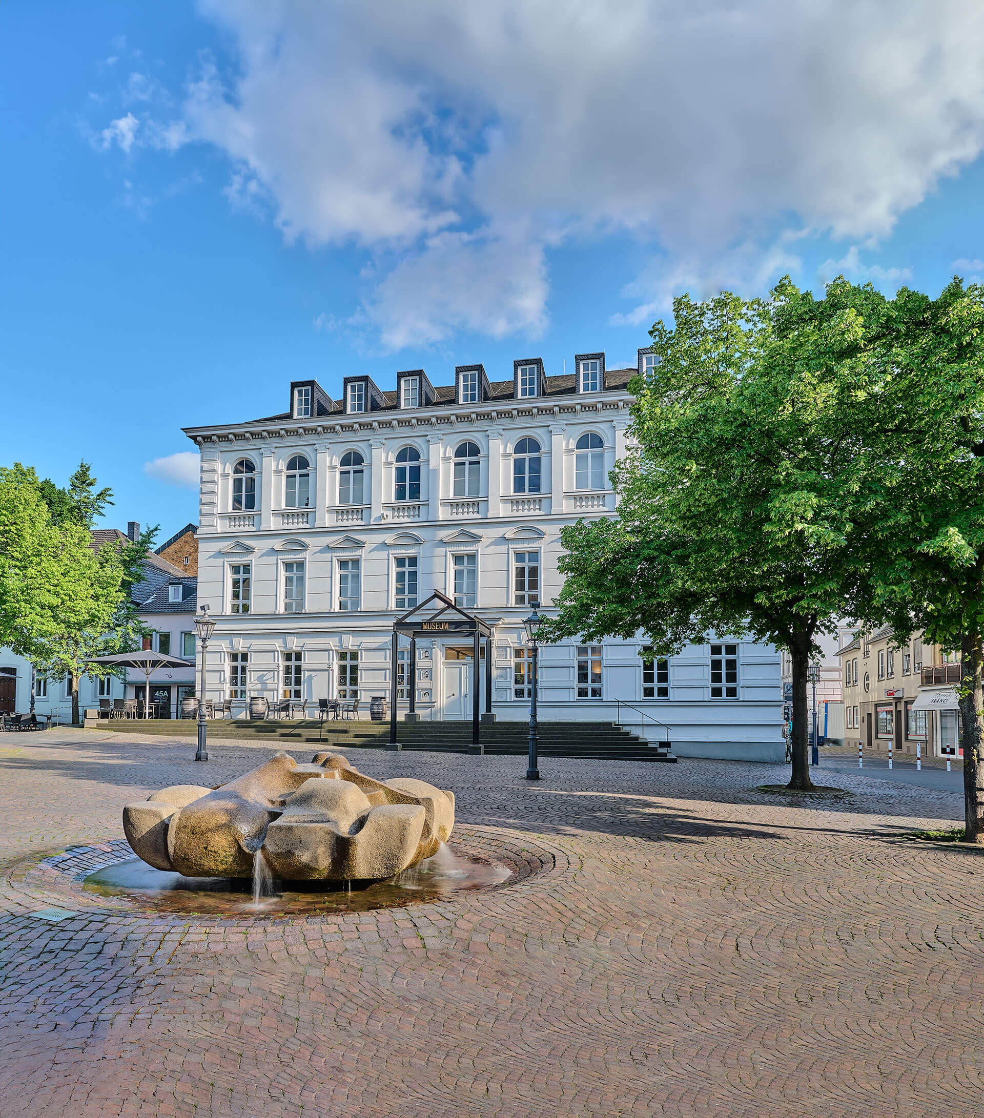 Stadtmuseum mit Marktplatz und Brunnen im Vordergrund