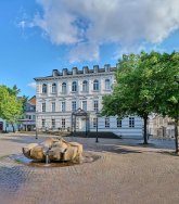 Stadtmuseum Siegburg Stadtmuseum mit Marktplatz und Brunnen im Vordergrund