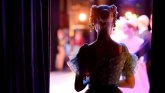 Theater & Kultur Blick auf Bühne mit Rückansicht einer Schauspielerin