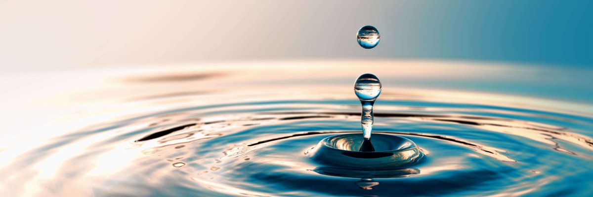 Wasser Makroaufnahme eines Wassertropfen, der ins Wasser fällt