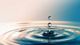 Wasser Makroaufnahme eines Wassertropfen, der ins Wasser fällt